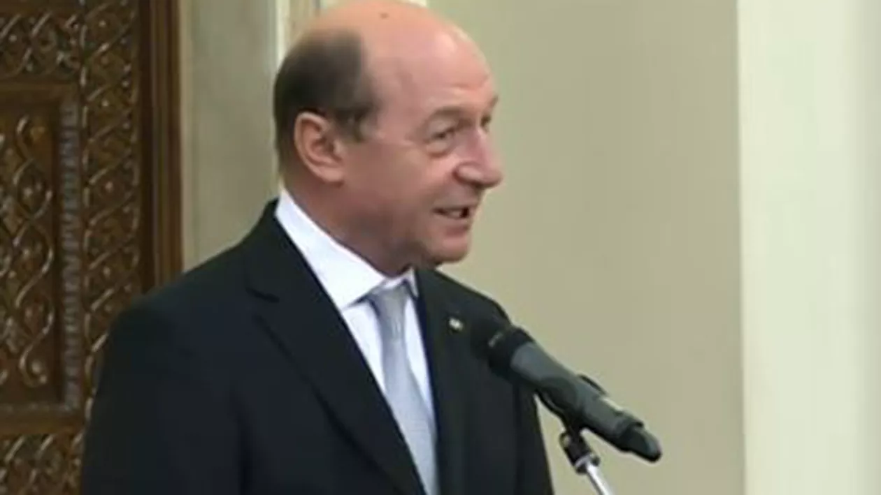 Traian Băsescu a decorat prelaţi din diaspora: „Este semn de respect și de mulțumire a statului român”