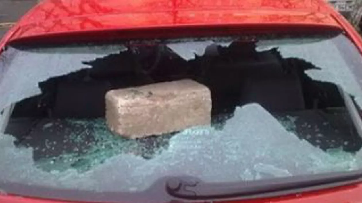 Mehedinți: Șase mașini au fost vandalizate. Printre păgubiți, un șef de post, soția unui primar și un consilier