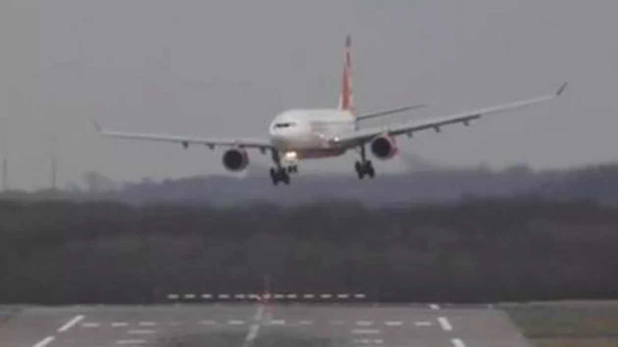 Aterizare de urgență pe Aeroportul Otopeni: Un pasager a avut o problemă medicală