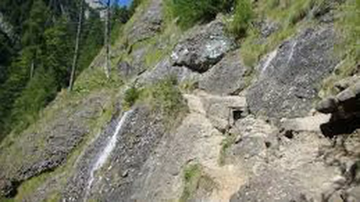 Patru turişti au rămas blocaţi pe Valea Caraiman din Masivul Bucegi