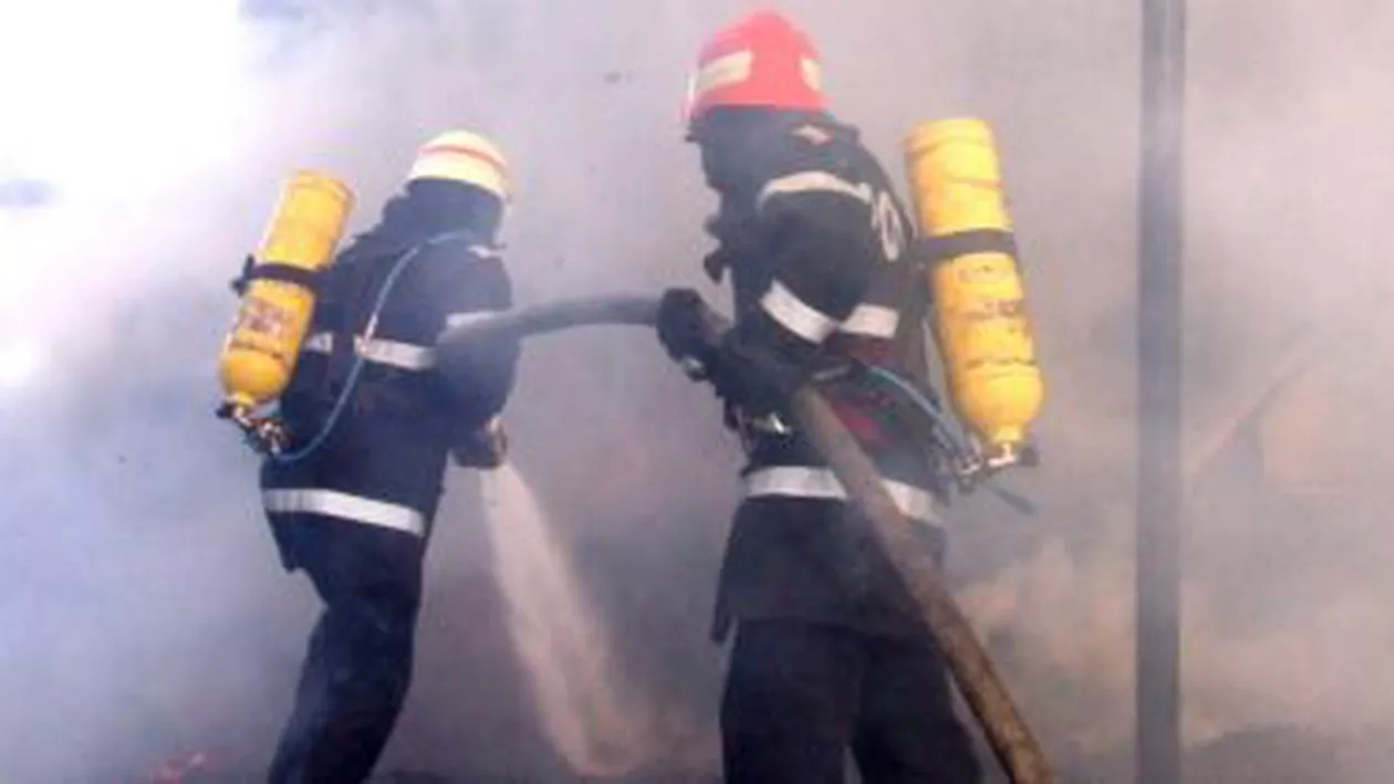 Sighetu Marmației: Două persoane au ajuns la spital cu atacuri de panică după ce un incendiu a izbucnit într-un bloc