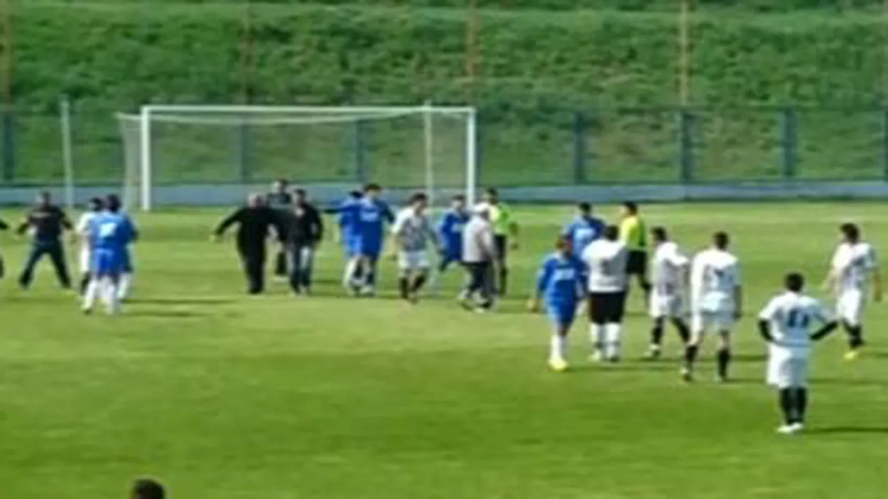Arbitru bătut de suporteri, în timpul unui meci de fotbal în Constanța: Bărbatul a fost operat