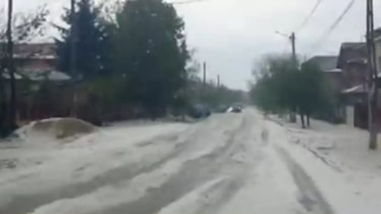 Imagini șocante din zonele lovite de grindină: Mai multe străzi au fost blocate de gheață