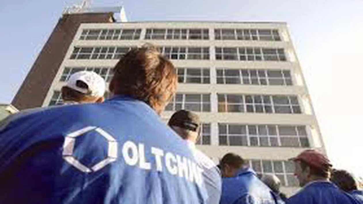 Zeci de foşti angajaţi ai Oltchim protestează la Prefectură, cerându-şi salariile compensatorii