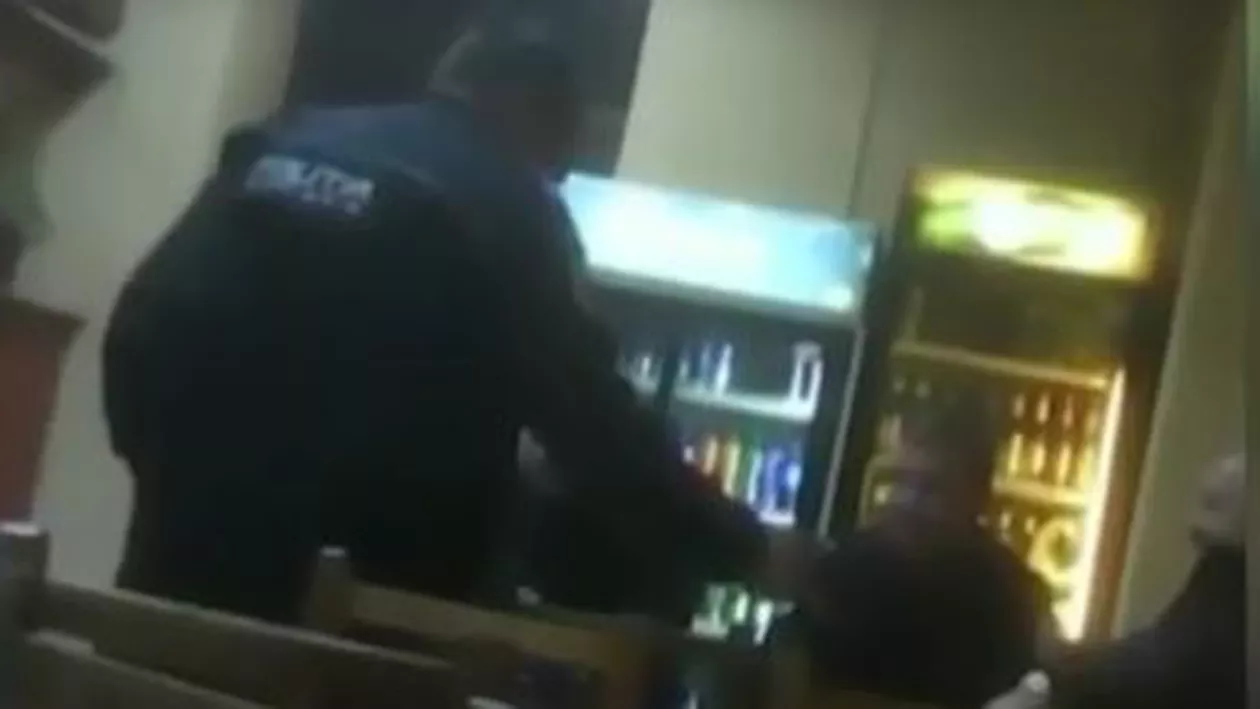 Mai mulți polițiști din Sibiu, filmați în timpul programului într-un bar (VIDEO)