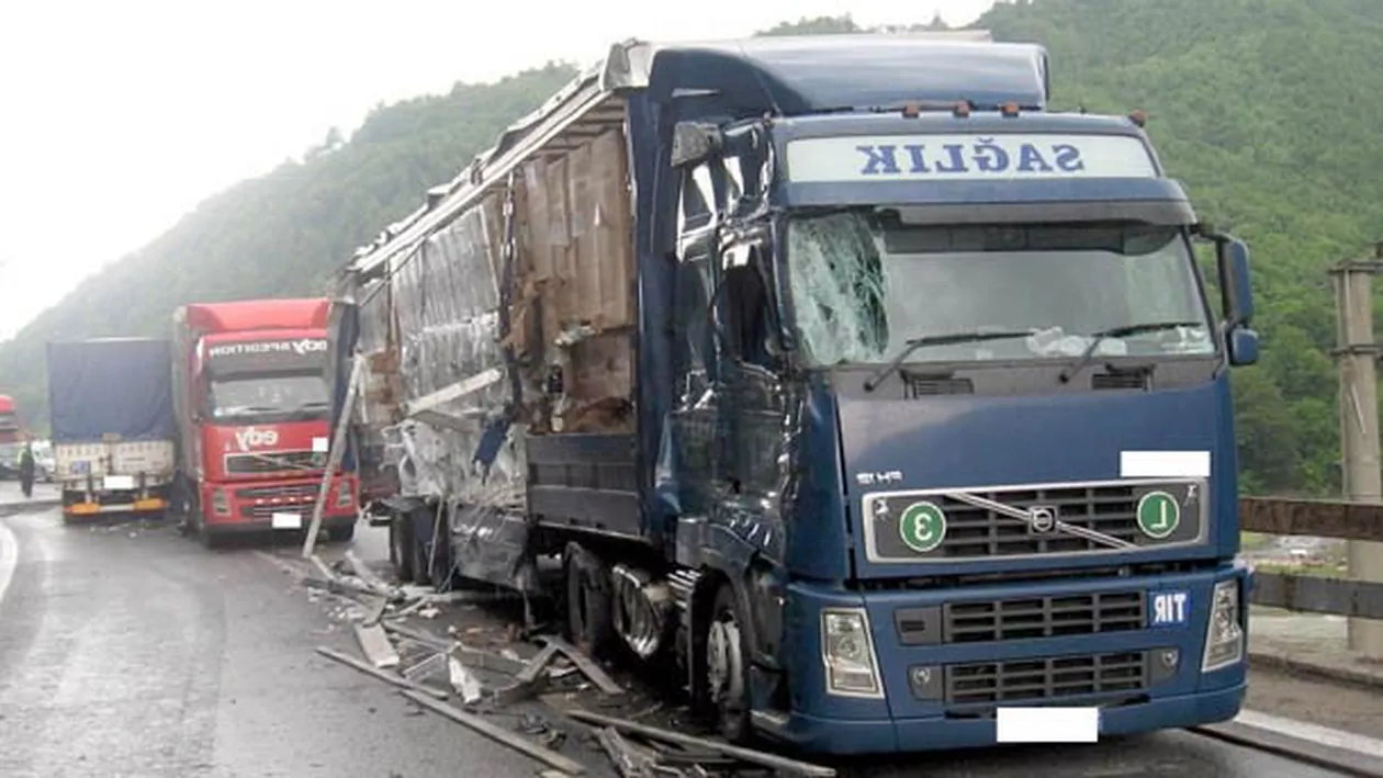 Vaslui: 4 răniți în urma unui accident în lanț cu 3 TIR-uri şi un autoturism
