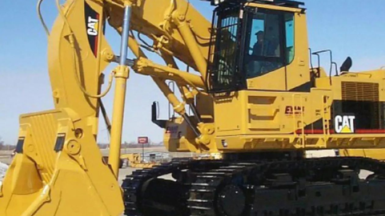 Un bărbat din Iași l-a fugărit cu un excavator pe fostul soț al iubitei sale (VIDEO)