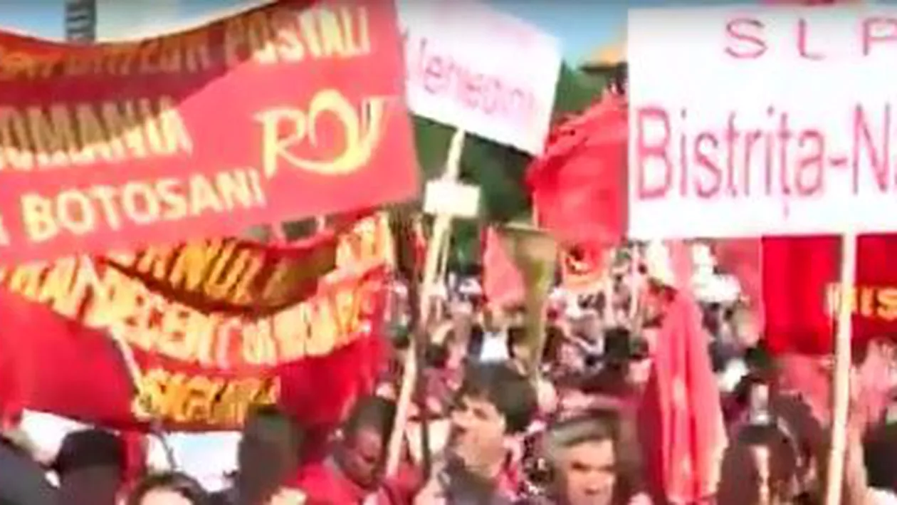 Peste 5.000 de poștași protestează în București: Aceștia cer demisia conducerii instituției (VIDEO)