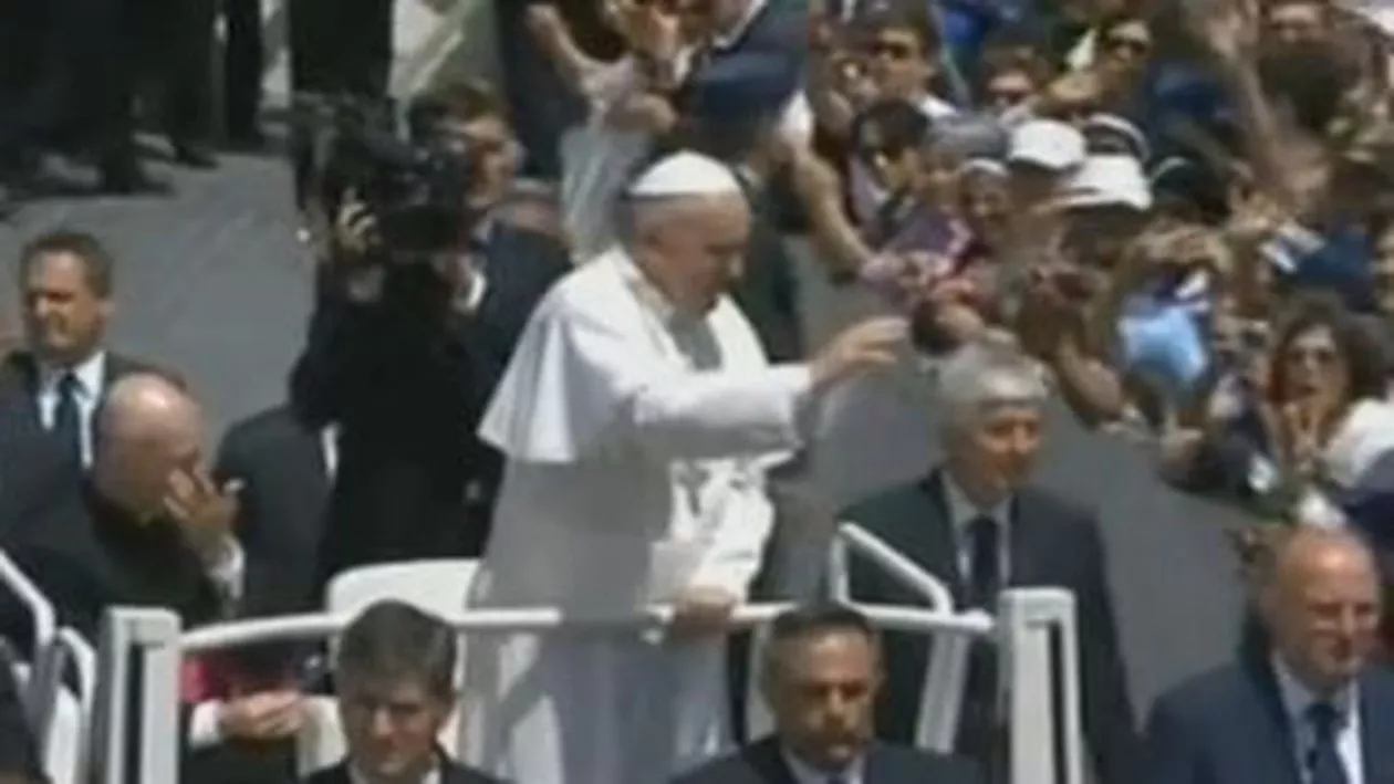 Papa Francisc spune că el ar boteza extratereștri