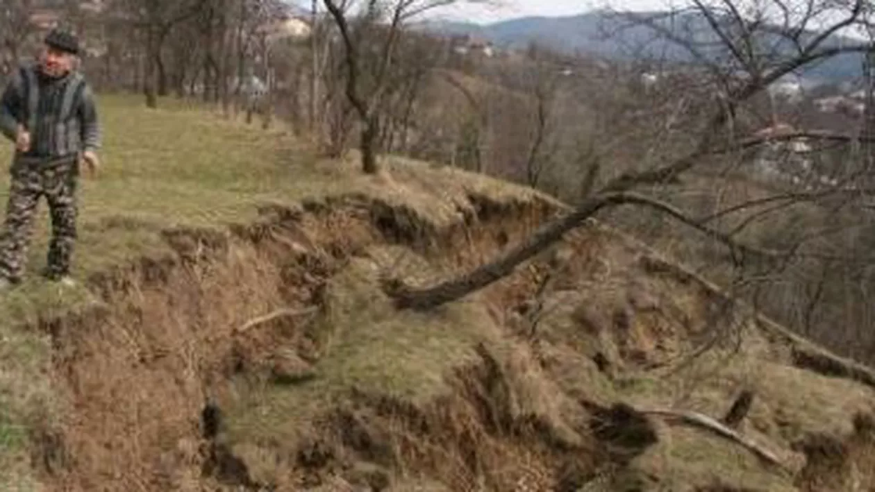 Alunecari de teren în Dâmbovița: Un deal s-a surpat și a blocat alba unui pârâu