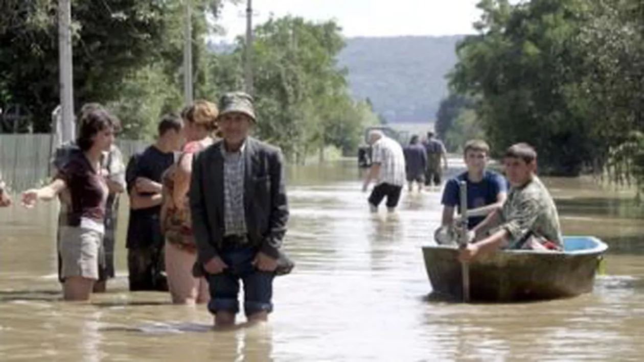 Buzău: Zeci de locuințe au fost inundate, iar mai mulți copaci au fost doborâți de vânt