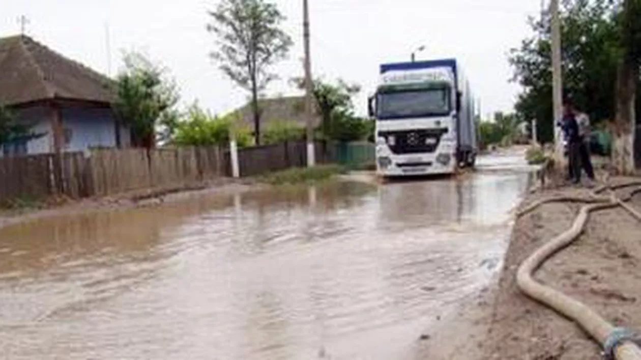 Patru poduri și trei drumuri comunale din județul Suceava, afectate de ploile abudente