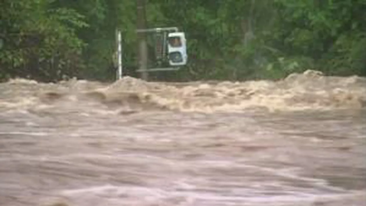 Vâlcea: 47 de localități, afectate de inundații. Mai multe poduri și drumuri, distruse de viituri