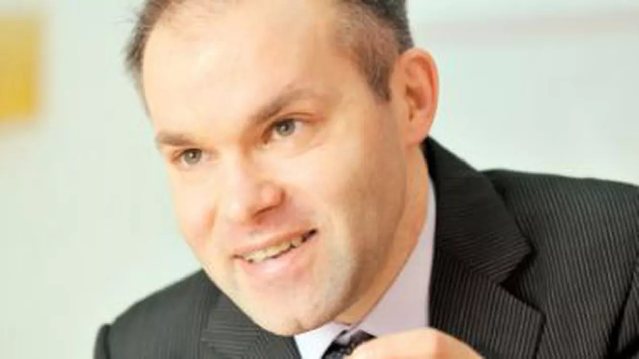 Daniel Funeriu i-a oferit un coș cu mere liberalului Nicolae Robu, în urma vizitei președintelui Traian Băsescu în Timișoara