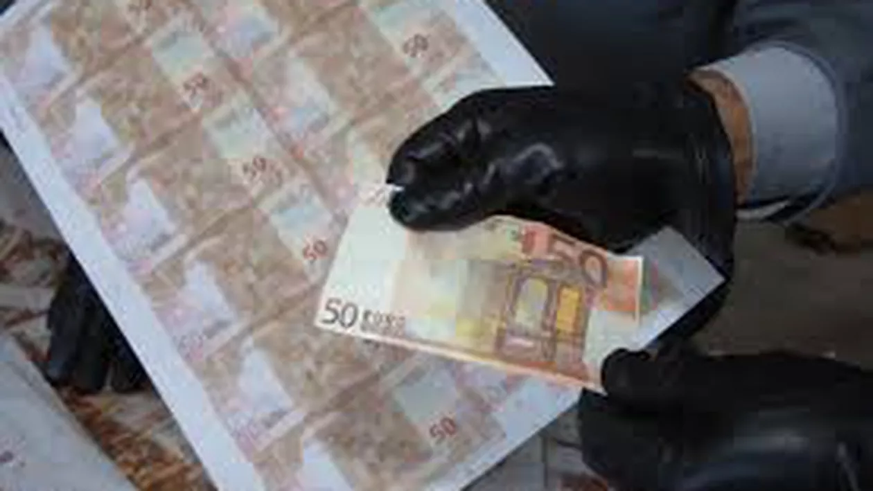 Un român și un bulgar care lansau pe piaţă euro şi dolari contrafăcuţi, prinşi în flagrant de DIICOT