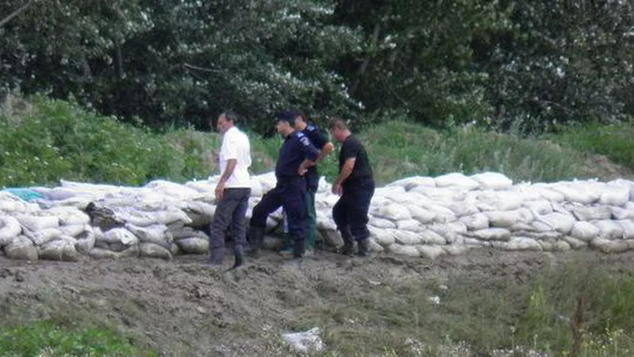 Argeș: Nisipul dus de autorități pe malul unui râu pentru îndiguiri, furat de localnici