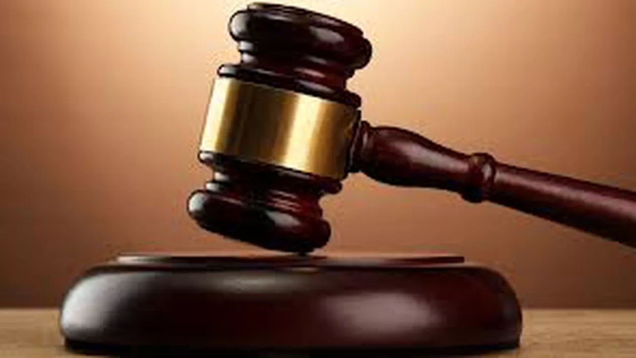 Opt luni de închisoare pentru românul care a furat o sticlă din vila lui George Clooney