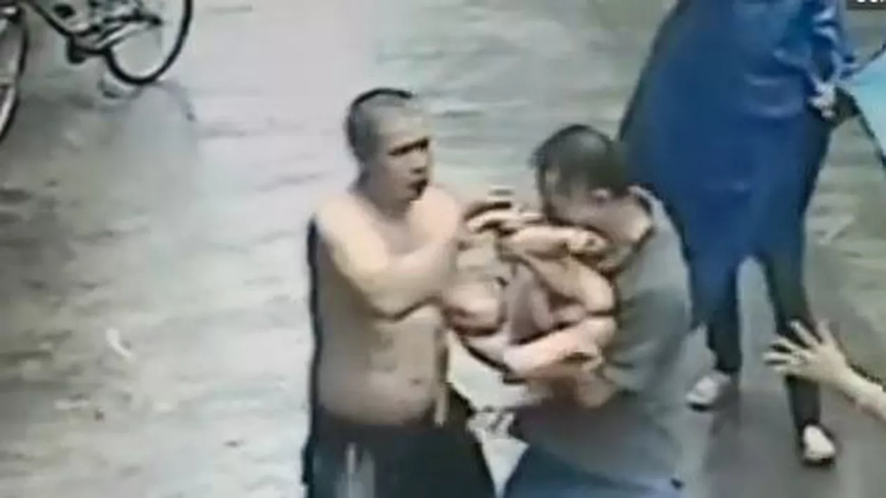 China: Un bărbat reușește ca prin minune să prindă un copil care cade de la etajul doi (VIDEO)