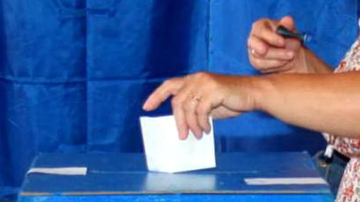 București: Președintele unei secții de votare, surprins introducând mai multe buletine de vot în urnă