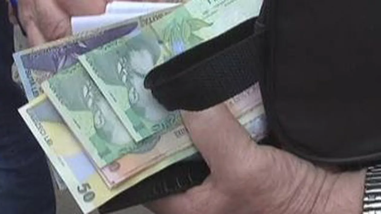 O borsetă conținând 1.800 de lei a fost restituită proprietarului după ce a fost uitată pe terasa unui bar din Hunedoara