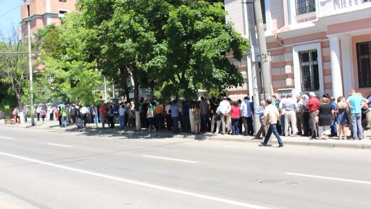 Cozi interminabile la secțiile de vot din Chișinău: Românii așteaptă și câte 3 ore pentru a vota (FOTO)