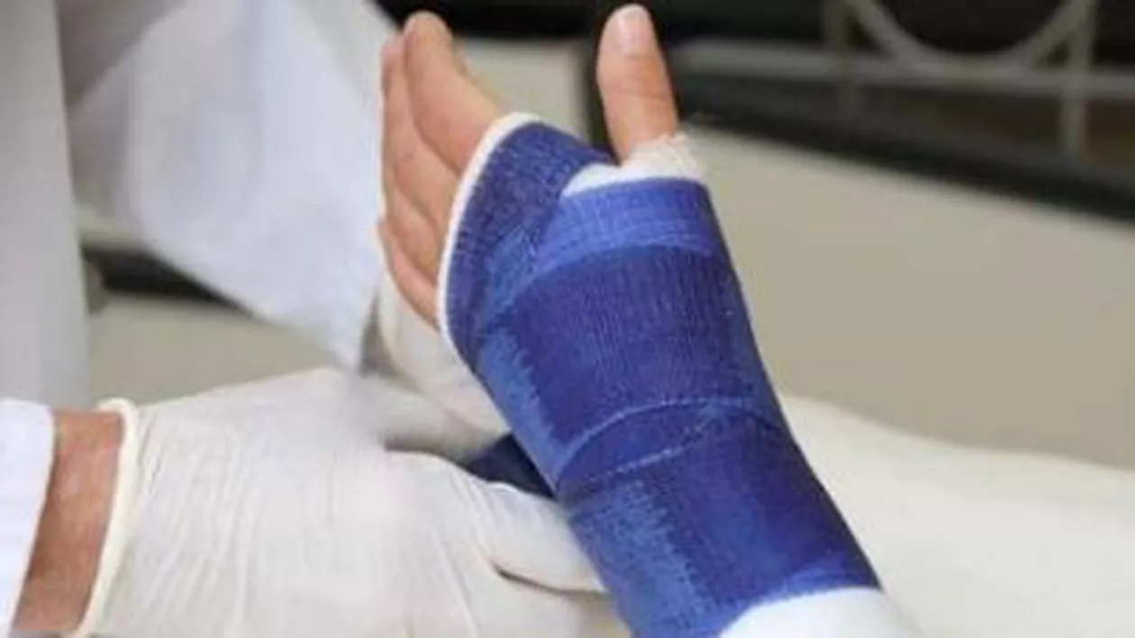 Un polițist din Suceava și-a rupt mâna încercând să spargă ușa unui suspect de trafic de droguri