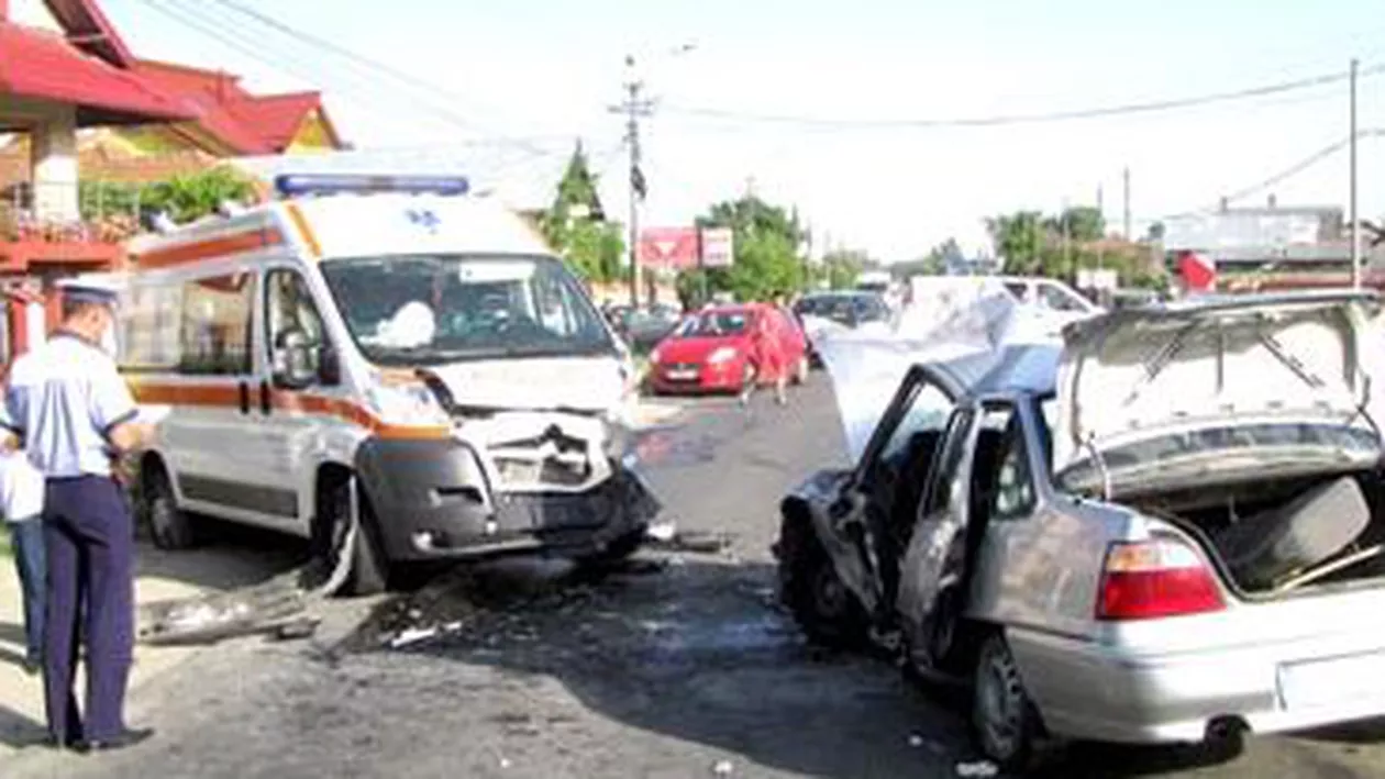 Sibiu: Un bărbat a murit după ce autoturismul pe care îl conducea s-a ciocnit cu o ambulanţă