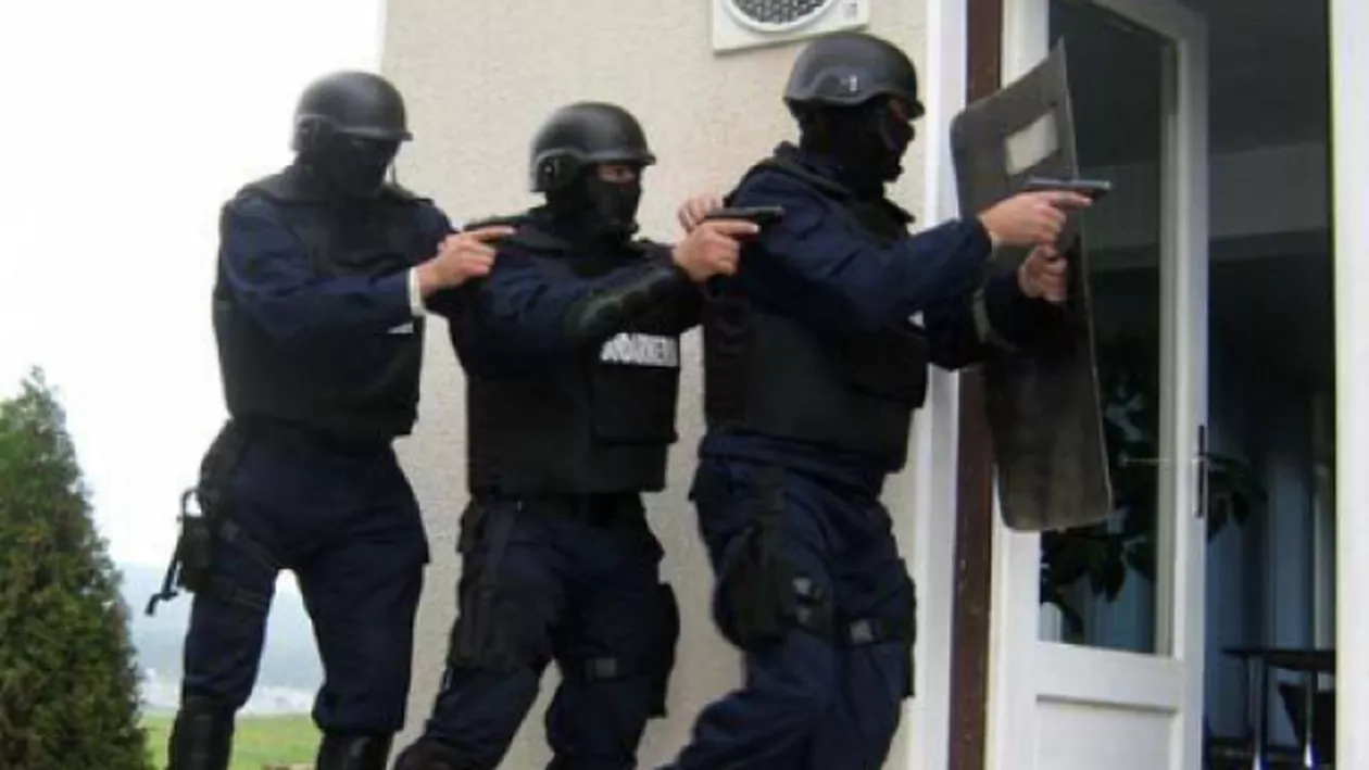 Argeş: Grupare specializată în înşelăciune şi şantaj, destructurată. Prejudiciul, de peste 1 milion de lei