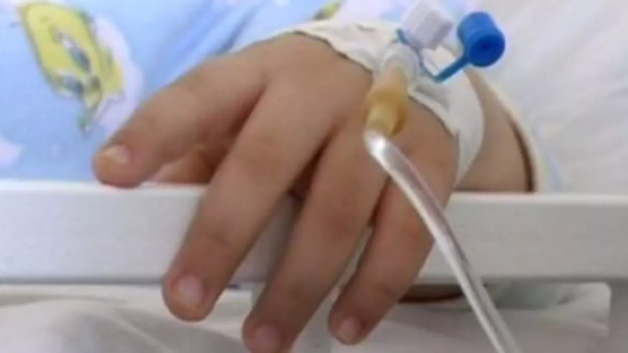 Iași: Un copil de doi ani se află în stare critică, după ce a căzut într-un puț adânc de trei metri