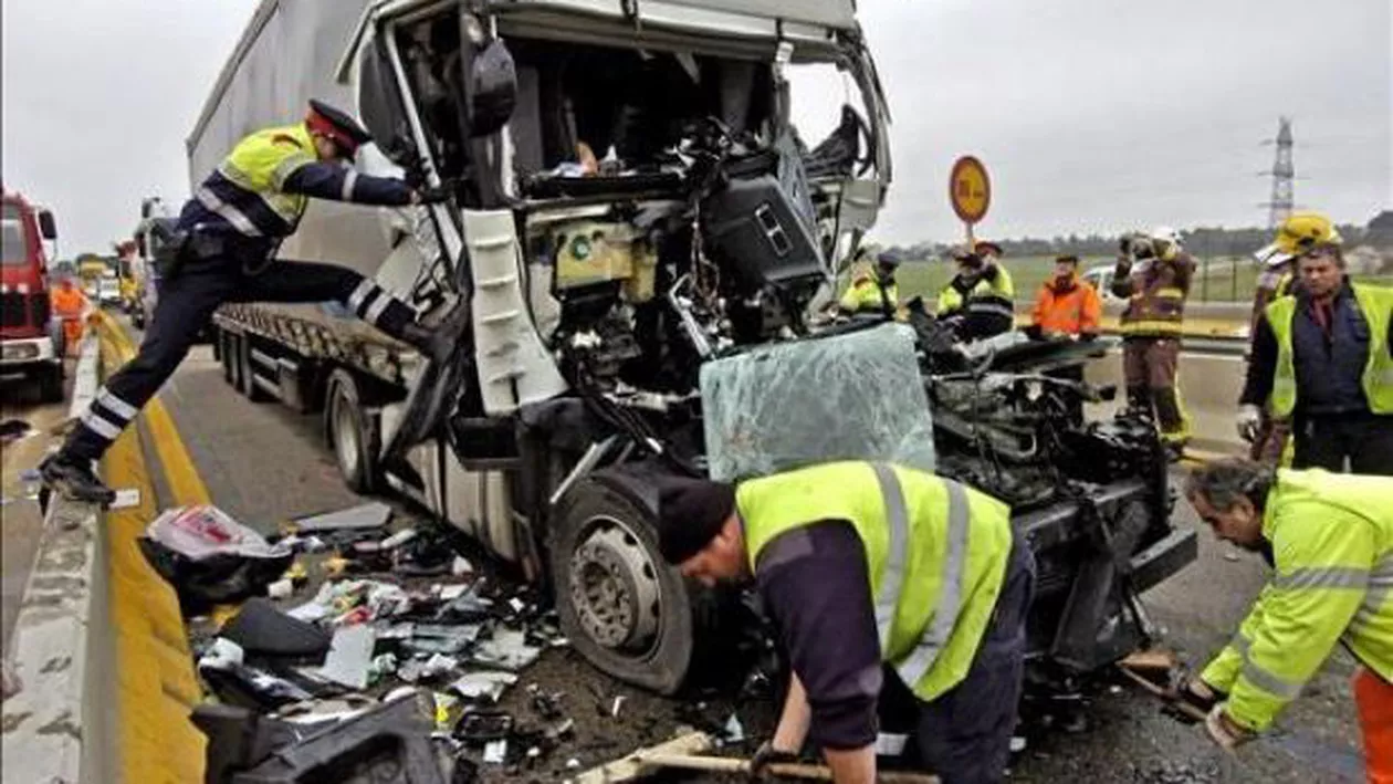 Sibiu: Două persoane au murit şi alte două au rămas încarcerate, în urma unui accident pe DN 1