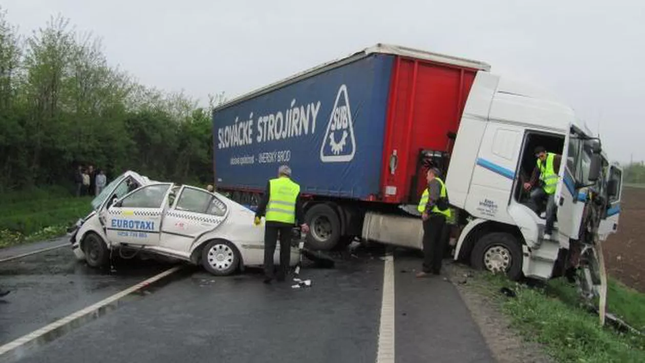 Doi morţi şi patru răniţi, într-un accident produs pe DN7 între Deva şi Arad