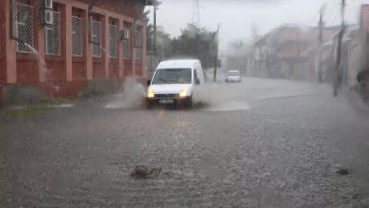 Galați: Cartier întreg, inundat în urma unei ploi torențiale