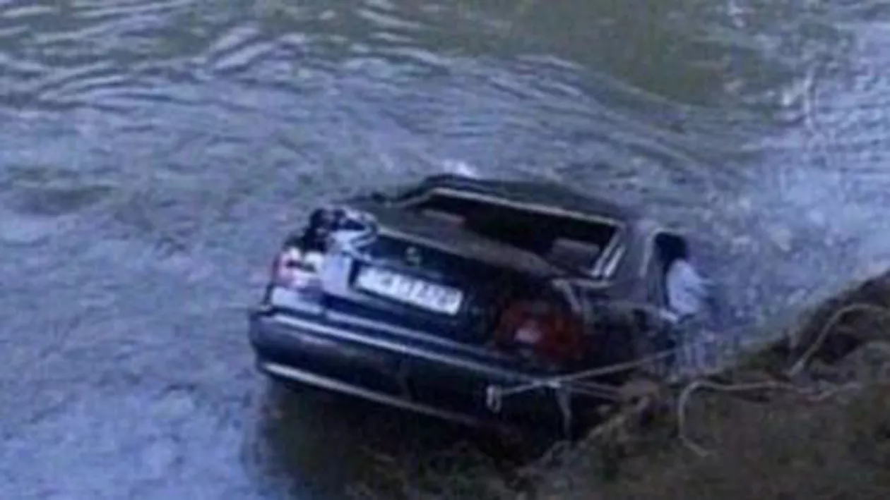 O mașină a plonjat în râul Putna: Două persoane au fost rănite