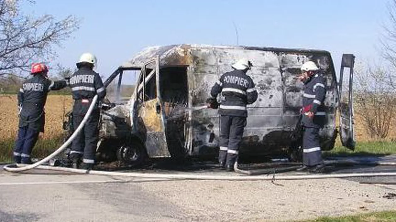 Ilfov: Un microbuz cu patru pasageri a luat foc pe DN1, în zona localităţii Ciolpani