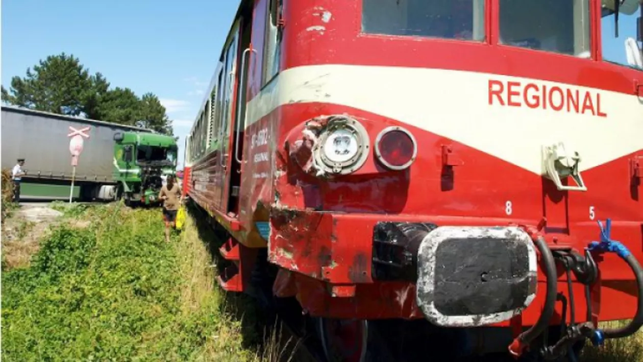 Un TIR a fost lovit de un tren în Arad: Șoferul a murit în drum spre spital