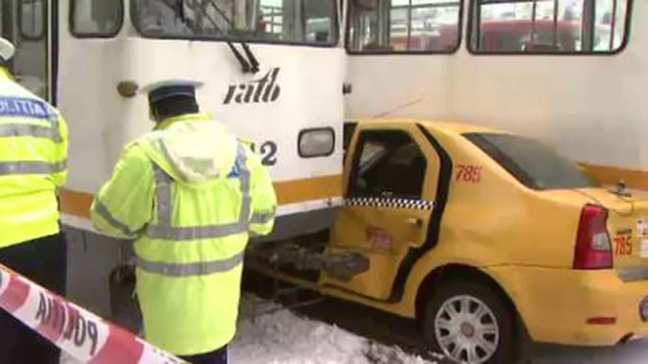 Coliziune între un tramvai și un taxi în București: Patru persoane au fost rănite, printre care un copil