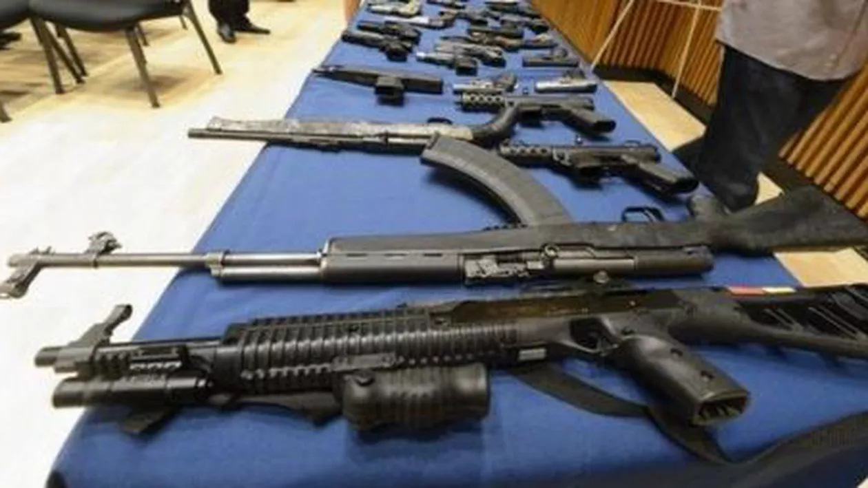 Percheziţii în Bucureşti şi şapte judeţe, la persoane suspectate că deţin ilegal arme