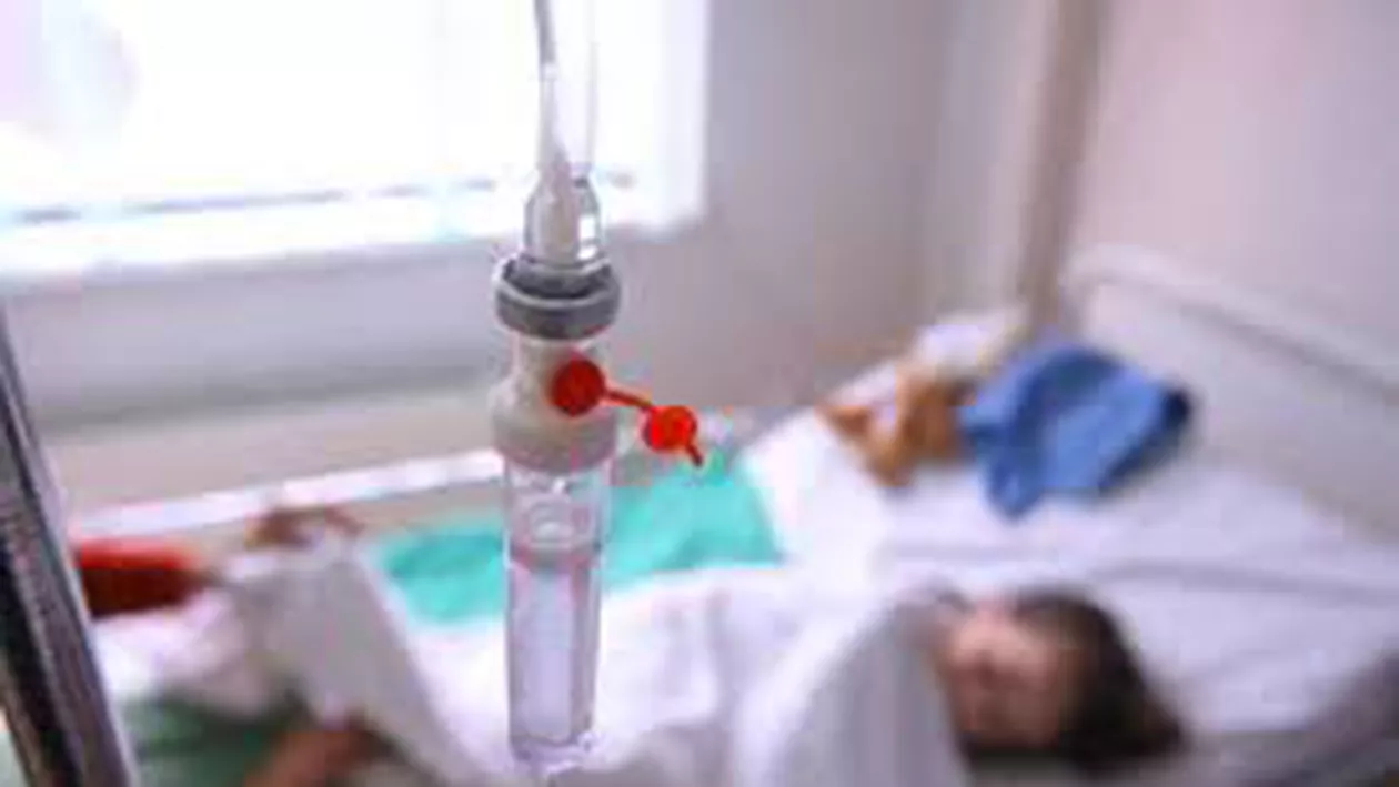 Arad: Trei fraţi de un an, doi şi patru ani, internaţi după ce au băut ţuică şi s-au intoxicat