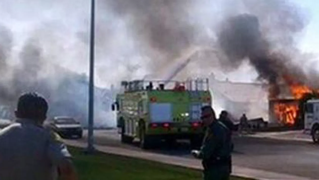 Un avion de vânătoare s-a prăbuşit într-o zonă rezidenţială din California