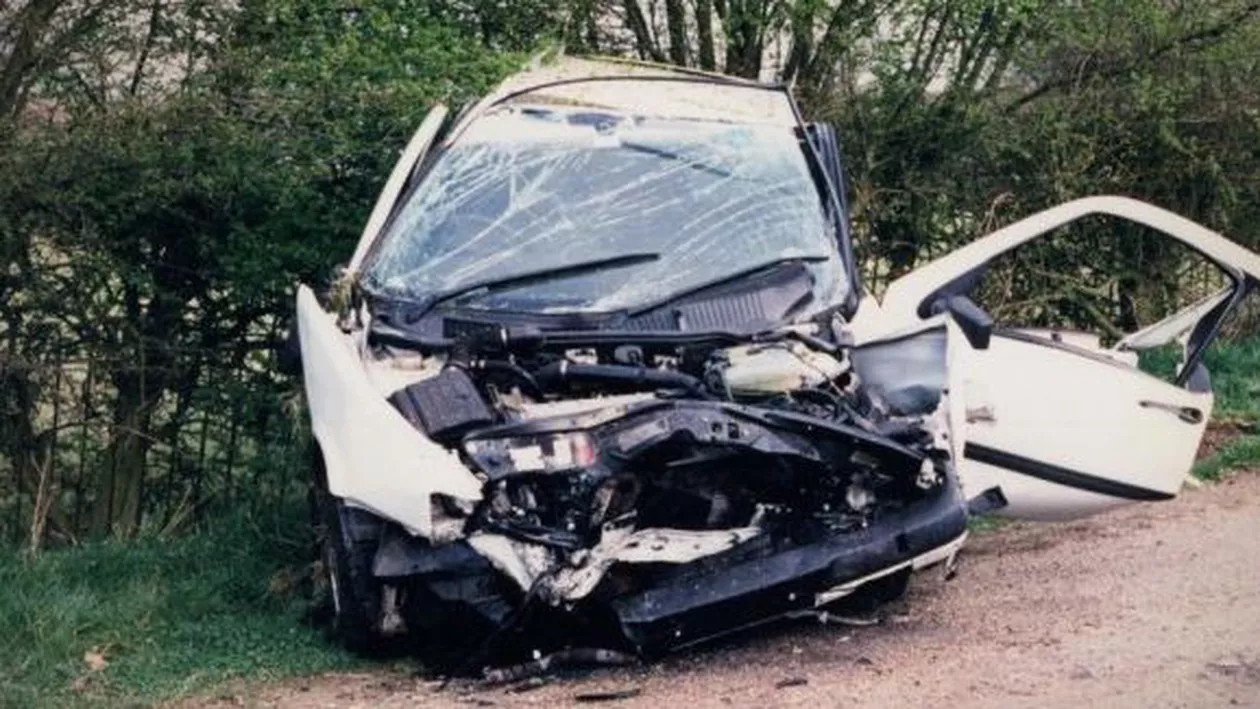 Suceava: Un tânăr a murit şi altul a fost grav rănit, după ce au intrat cu maşina într-un panou publicitar