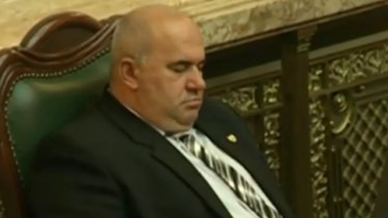 Parlamentarul Leonard Cadâr (PSD) a adormit în timpul ședinței de plen (VIDEO)