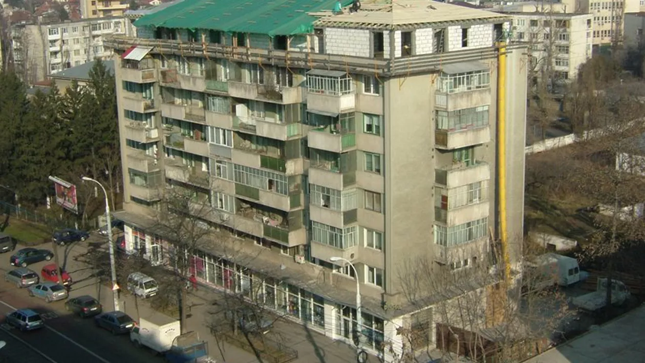 Acoperişul unui bloc din Drobeta Turnu Severin, spulberat de o furtună care a durat zece minute