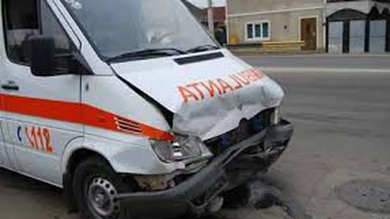 Bistriţa-Năsăud: Doi copii şi şoferul unei ambulanţe, la spital după ciocnirea cu un TIR
