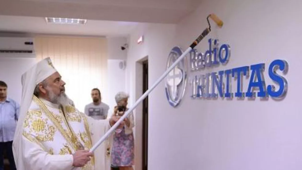 Patriarhia Română: „Patriarhul Daniel nu a sfințit redacția Trinitas cu trafaletul. Este o tijă de sfințire. Trafalet e pentru neinițiați” (FOTO)