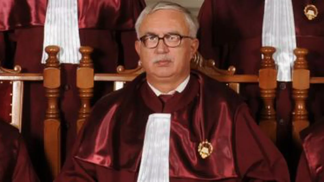 CCR îi cere lui Ponta să mai aștepte privind decizia pe Legea Insolvenței