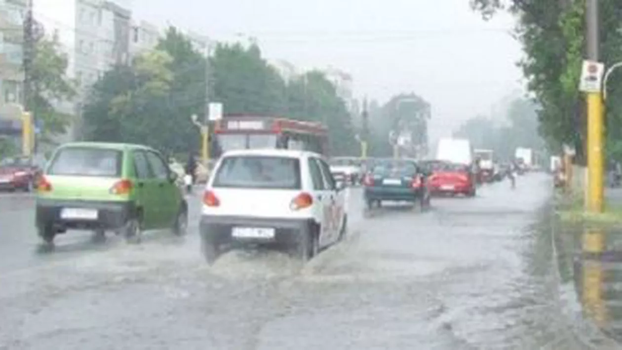Mai multe străzi și bulevarde din Constanța, inundate în urma unei ploi torențiale