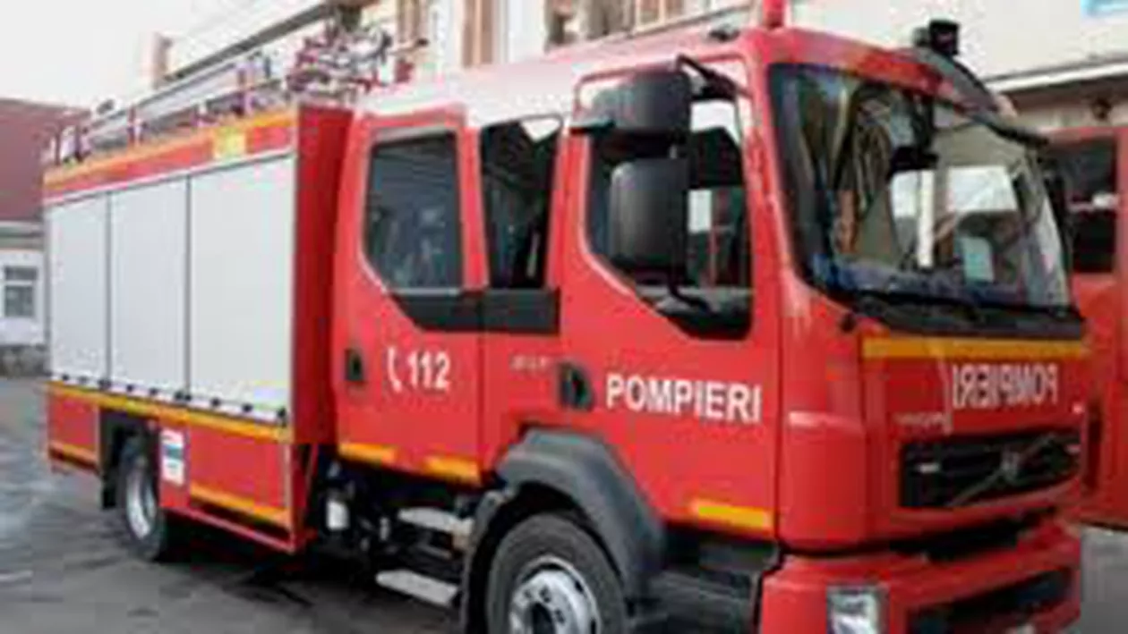 Incendiu în Centrul Vechi al Capitalei: Un pompier a fost rănit (VIDEO)