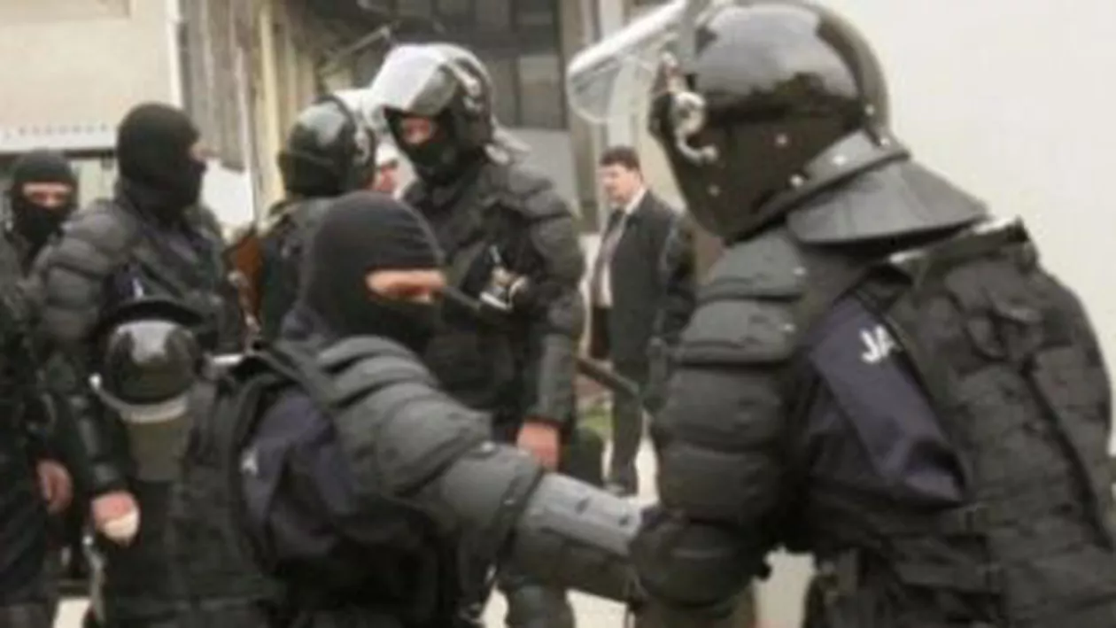 Percheziții la Penitenciarul Giurgiu și în Capitală, la persoane bănuite de înșelăciuni prin telefon
