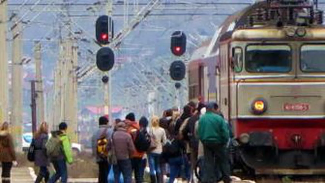 Suceava: Două persoane rănite după ce au încercat să coboare dintr-un tren aflat în mişcare