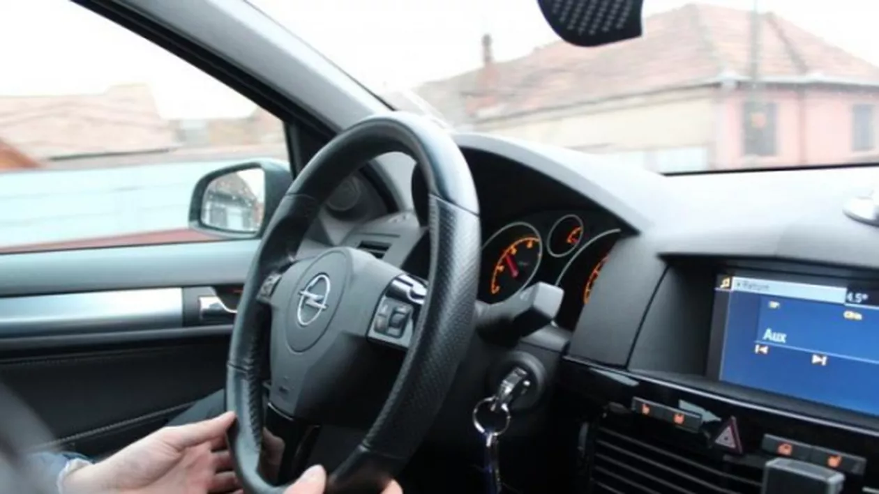 Timiș: Băiat de 13 ani, prins de poliţişti când conducea maşina tatălui său